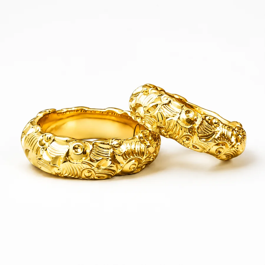 Fede nuziale cesellata in oro 18 kt con decoro in rilievo